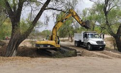 Realizan trabajos de desazolve y mantenimiento en el manantial La Taza