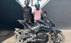 Policía de Rioverde capturó a dos motociclistas con droga y tarjetas bancarias