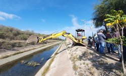 Alcalde Urbiola apoyó a usuarios en limpieza del canal principal Media Luna