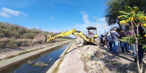 Alcalde Urbiola apoyó a usuarios en limpieza del canal principal Media Luna
