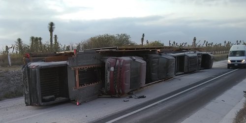 Se accidenta tráiler "madrina" con ocho vehículos nuevos