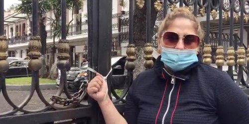 Madre se amarra a rejas de Segob para exigir castigo a violadores de su hija