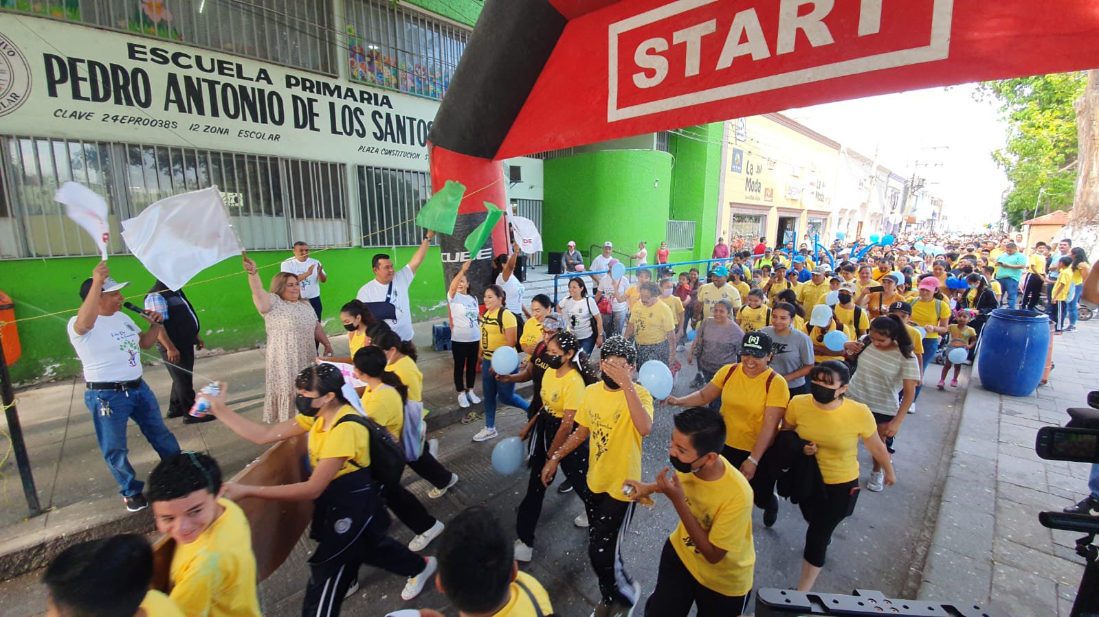 Multitudinaria marcha por Día de la Familia de estudiantes y padres de ...