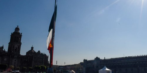 Izan bandera de México a media asta en el Zócalo y Senado por víctimas del metro