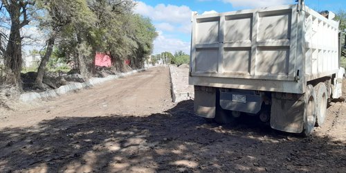 Camioneros bloquean obra porque funcionario les quitó el trabajo