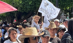 Miles marchan en Uruapan para exigir justicia por el asesinato del alcalde Carlos Manzo