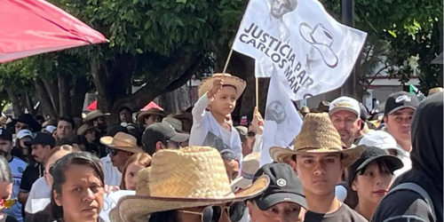Miles marchan en Uruapan para exigir justicia por el asesinato del alcalde Carlos Manzo