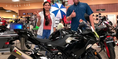 Coronavirus: le roban su moto a una enfermera y Kawasaki le regala una Ninja 400 nueva