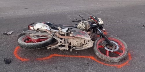 Dos jóvenes lesionados al chocar contra taxi en Insurgentes