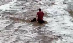 VIDEO: Mujer quedó atrapada a media corriente en Baja California Sur