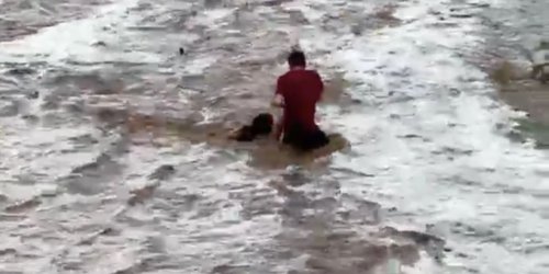 VIDEO: Mujer quedó atrapada a media corriente en Baja California Sur