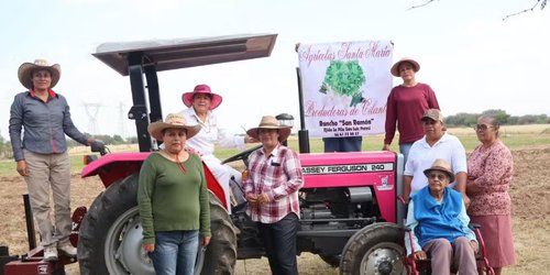Entregan tractor a mujeres productores de la delegación de Bocas