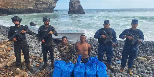 Graban detención de una narcolancha en una playa de El Salvador