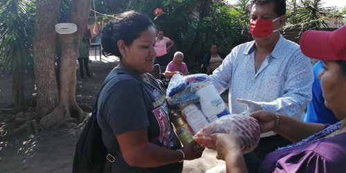 Diputado Federal donó cemento y block para barda perimetral en San Vicente