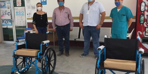 Oscar Bautista entregó sillas de ruedas a clínica del ISSSTE