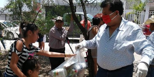 Mantiene Oscar Bautista jornada de apoyos alimentarios a familias