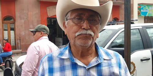 Paisanos apoyan gestión de obra carretera que enlaza Cd del Maíz con Rioverde