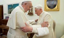 Benedicto XVI confronta a Francisco por sacerdotes casados