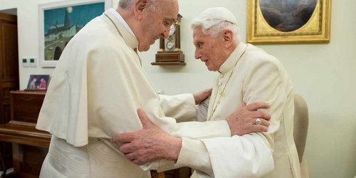 Benedicto XVI confronta a Francisco por sacerdotes casados