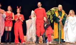 Servidores públicos disfrutan de Pastorela Navideña 2024