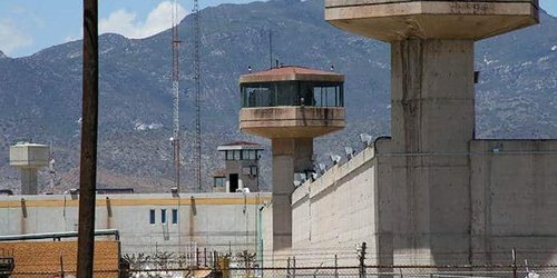 Reclusos realizan por primera vez Honores a la Bandera en penal de La Pila