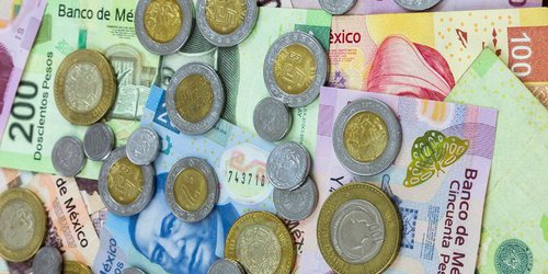 Peso retrocede ante presión por desplome del petróleo; dólar, en 23.94 unidades