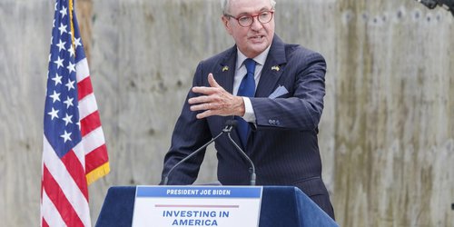 El gobernador de Nueva Jersey confiesa tener una inmigrante ilegal escondida en su casa