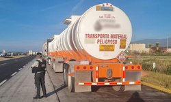 Aseguran en SLP tractocamión con 63 mil litros de hidrocarburo