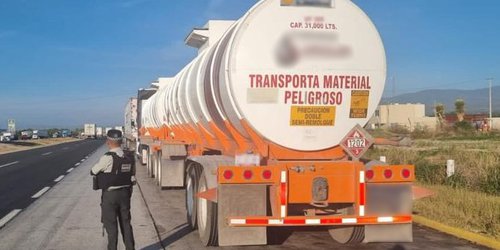 Aseguran en SLP tractocamión con 63 mil litros de hidrocarburo