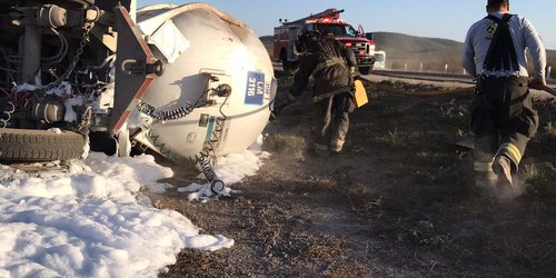 Volcó pipa y se derramó diesel en carretera de cuota a Cerritos