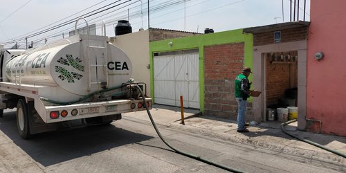 Entra Gobierno del Estado a repartir agua gratis a familias