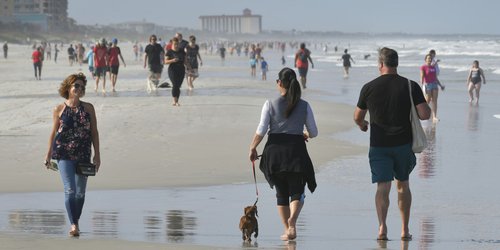 Decenas de personas llegan a las playas que reabrieron en Florida a pesar de los 25,269 casos de coronavirus