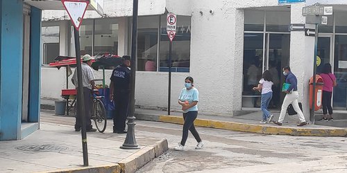Colocan a policías frente a Bancos y otros recorren a pié el centro