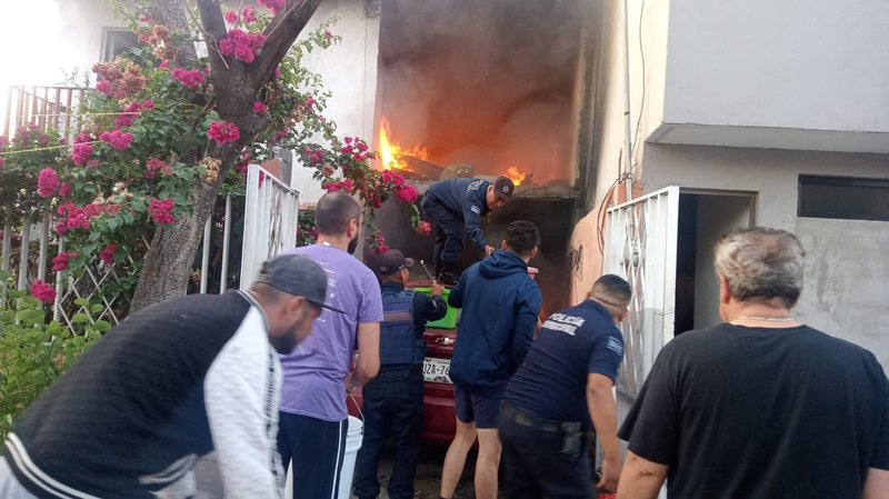 policias_apoyan_en_incendio.jpeg