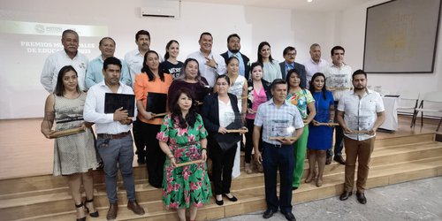 Alcalde entrega Premios Municipales de la Educación en Rioverde