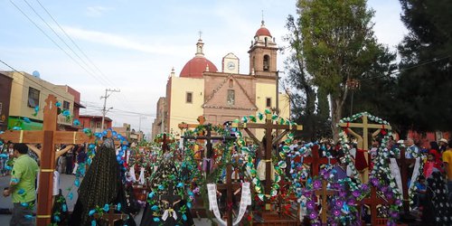 Buscan declarar como patrimonio cultural a la procesión de los Cristos