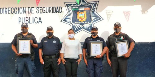 Entregan certificaciones a cuatro policías municipales de Cerritos