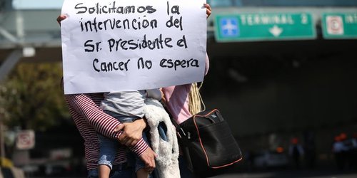 Padres de niños con cáncer bloquean acceso al aeropuerto de Ciudad de México