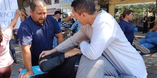 Dieron masajes gratis de nervios, huesos y cuello en la plaza principal