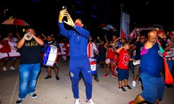 Afición de Chivas recibe al equipo con serenata en Estados Unidos