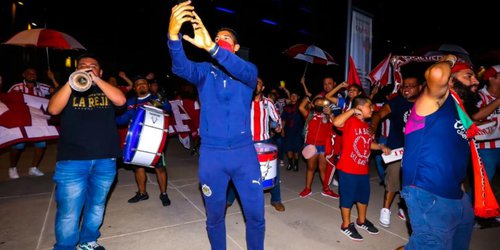 Afición de Chivas recibe al equipo con serenata en Estados Unidos