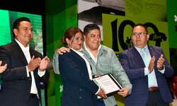 Ricardo Gallardo entrega reconocimientos a docentes potosinos