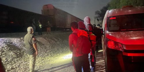 Rescatan a 53 personas en situación migratoria