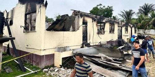 Colegiala provocó incendio que mató a 19 jóvenes en Guyana tras incautarle celular