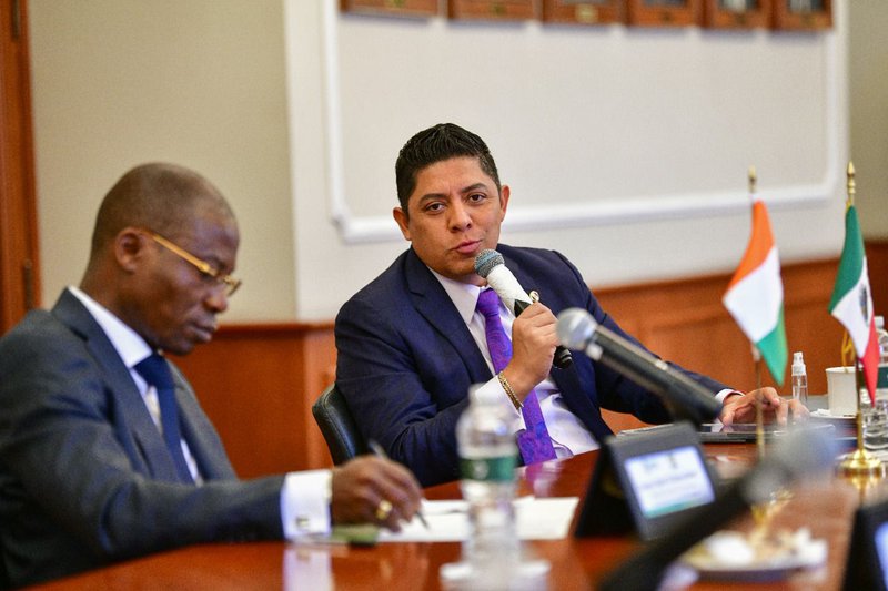 ricardo_gallardo_con_embajador.jpeg
