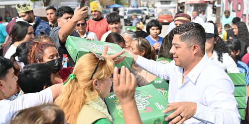 Ricardo Gallardo celebra con familias el Día de Reyes