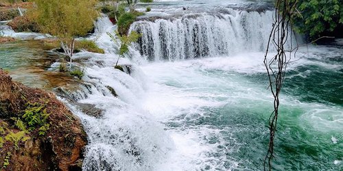 Cercan con postes para cerrar el río de Tambaca, pero ciudadanos lo impiden