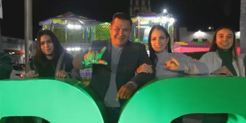 Arnulfo Urbiola y Karina Quintero e hijos, desearon feliz año nuevo 2024 a las familias Rioverdenses