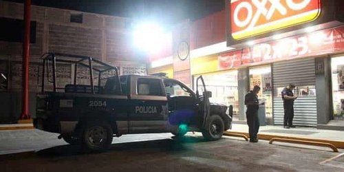 Robaron tienda Oxxo en Cerrito de la Cruz