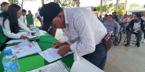 Entregan Tarjeta Rosa a hombres: Recibirán servicios médicos gratuitos